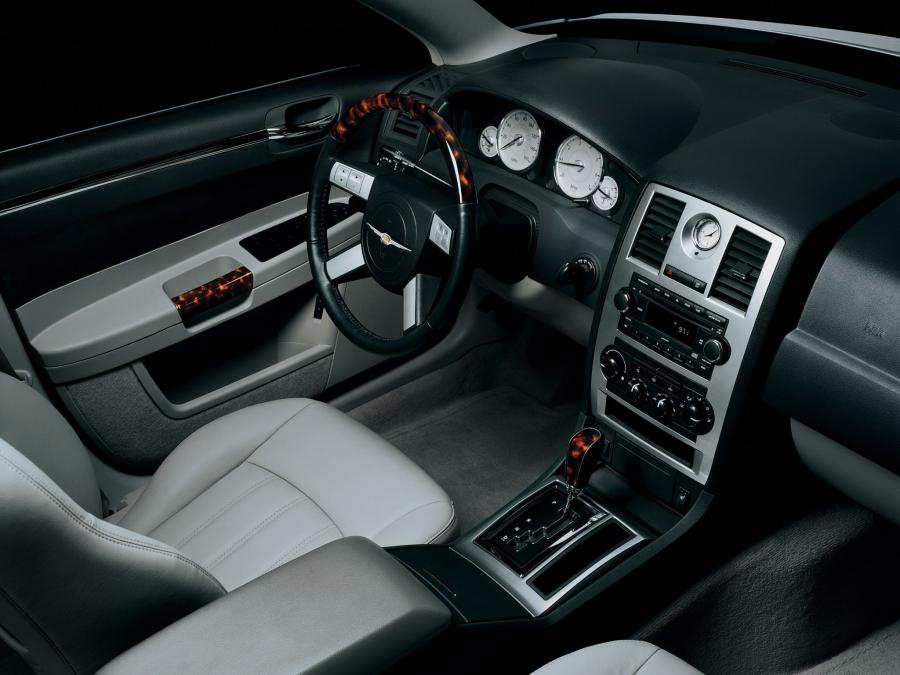 Интерьер Chrysler 300C (LX) 2005 года  (фото 1 из 120)